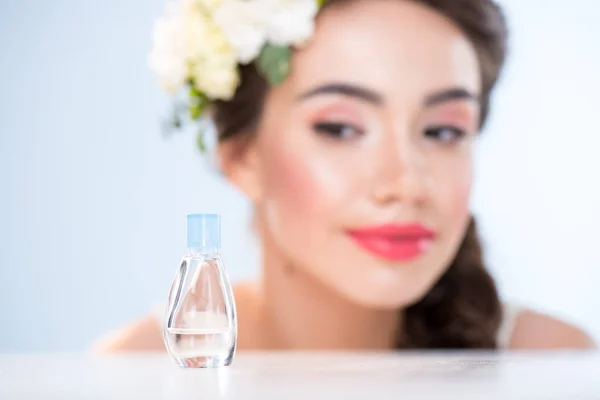 Vrouw kijken naar parfum — Stockfoto