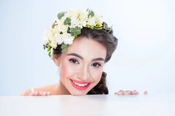 Frau mit Blumen im Haar — Stockfoto