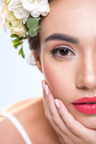 Vrouw met bloemen in het haar — Stockfoto