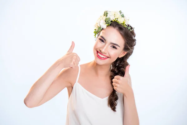 Femme avec des fleurs dans les cheveux — Photo