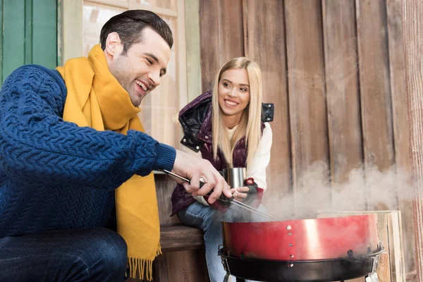 Lyckliga unga paret på veranda — Stockfoto