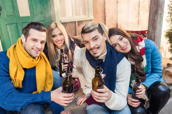 Přátelé pijí pivo — Stock fotografie