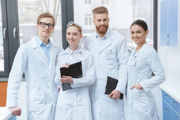 Equipe de jovens cientistas — Fotografia de Stock