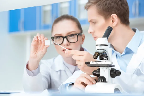 Kemister arbetar med Mikroskop — Stockfoto