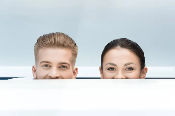 Wetenschappers verschuilen achter tabel — Stockfoto