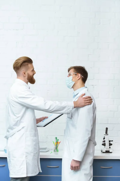 Scientists discussing work — Stock Photo, Image