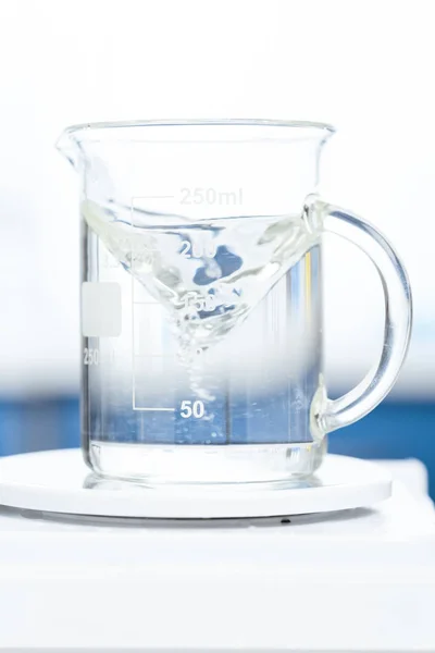 Химическая жидкость в стеклянной посуде — стоковое фото