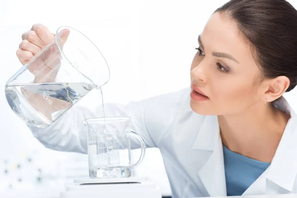 Wetenschapper werken in lab — Stockfoto