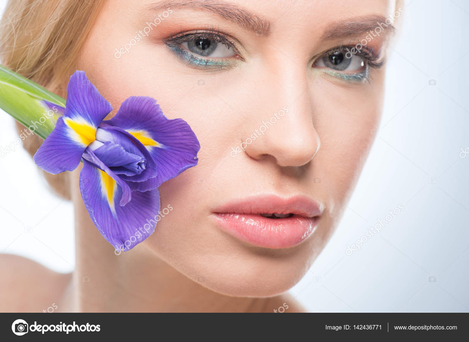 Young woman with flower — Stock Photo © DmitryPoch 142436771