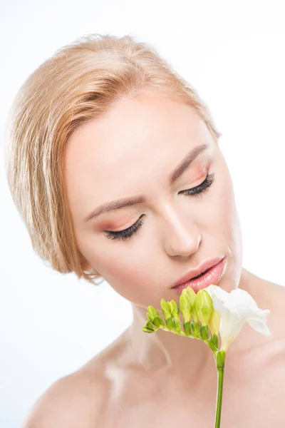 Fiatal nő virággal — Stock Fotó
