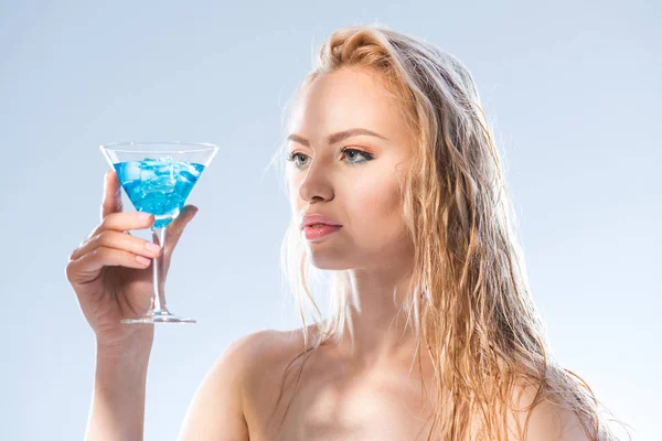Жінка з коктейльним напоєм — стокове фото