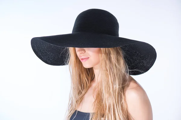 Woman in black hat — Stock Photo, Image