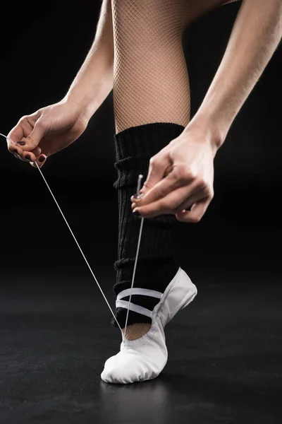 Ballerina che lega scarpa da balletto — Foto Stock