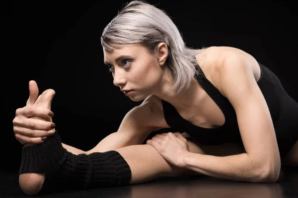 Joven bailarina estiramiento — Foto de Stock