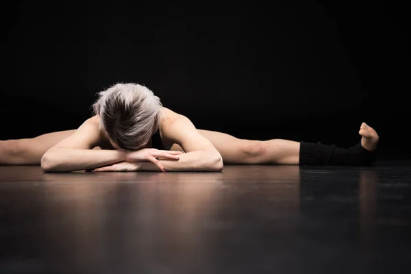 Giovane ballerina stretching — Foto Stock