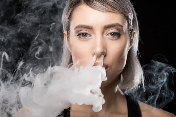 Jovem mulher vaping — Fotografia de Stock