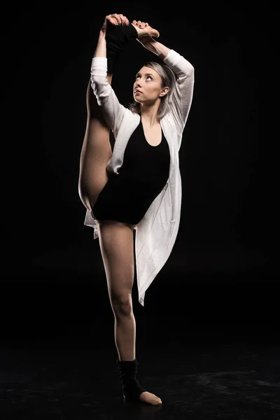 Танцующая женщина в боди-костюме — стоковое фото