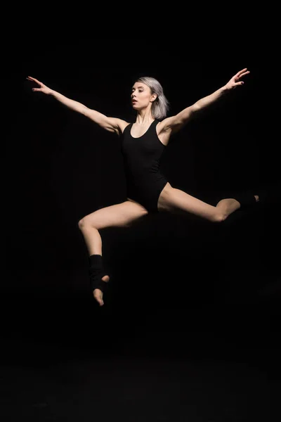 Mujer bailando en traje de cuerpo — Foto de Stock