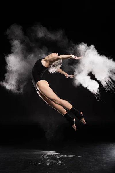 Mujer bailando en traje de cuerpo —  Fotos de Stock