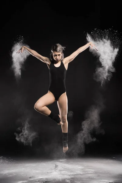 Mujer bailando en traje de cuerpo — Foto de Stock