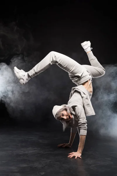 Dancing woman in sports clothing — Stock Photo, Image