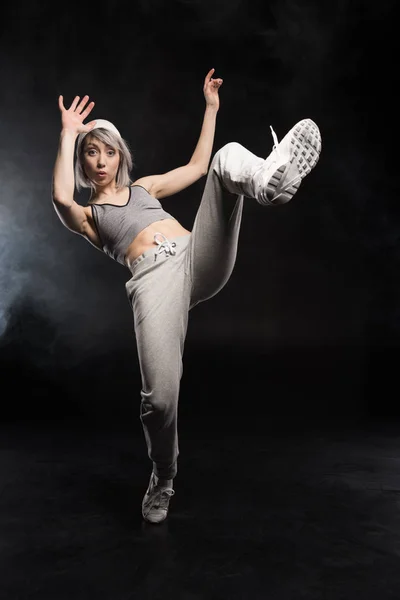 Bailando mujer en ropa deportiva — Foto de Stock