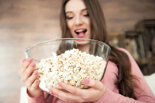 Fiatal nő popcornnal — Stock Fotó