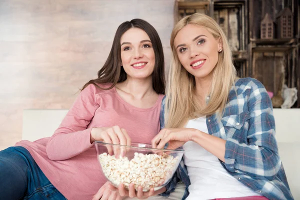 Nők étkezési pattogatott kukorica — Stock Fotó