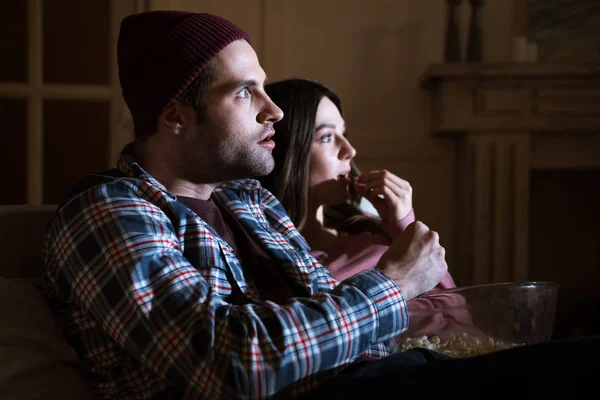 Casal assistindo filme — Fotografia de Stock