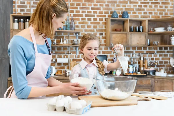 Moeder en dochter maken deeg — Stockfoto