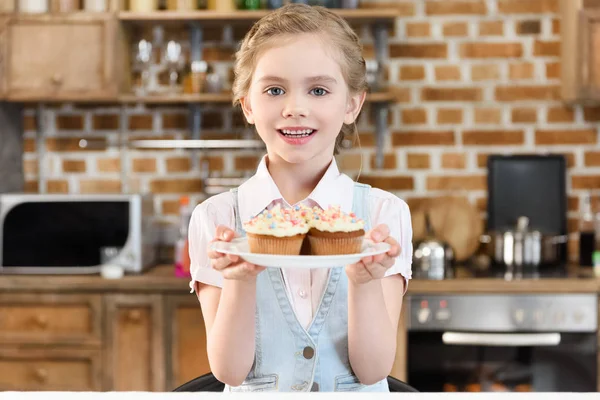 Little girl with cakes — Stock Photo, Image