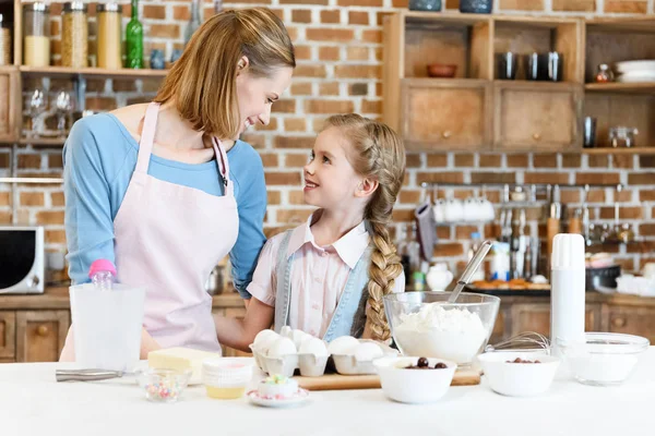 Mãe e filha preparando massa — Fotografia de Stock