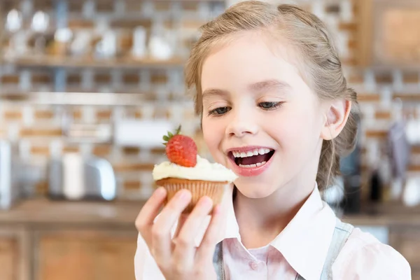 Little girl with cake — Stock Photo, Image