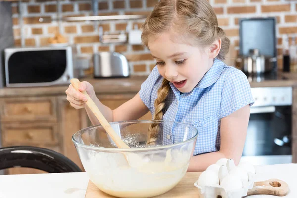 Petite fille préparant la pâte — Photo