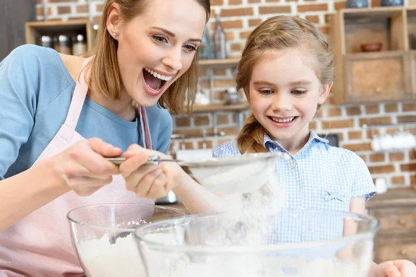 Mother and daughter preparing dough — Stock Photo, Image
