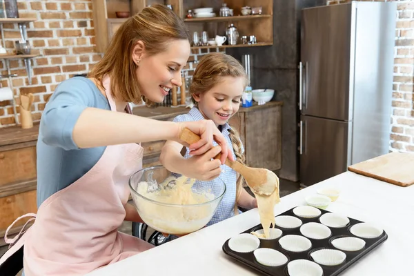 Madre e hija horneando galletas — Foto de Stock