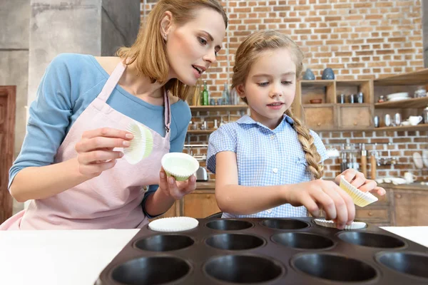 Moeder en dochter koekjes bakken — Stockfoto