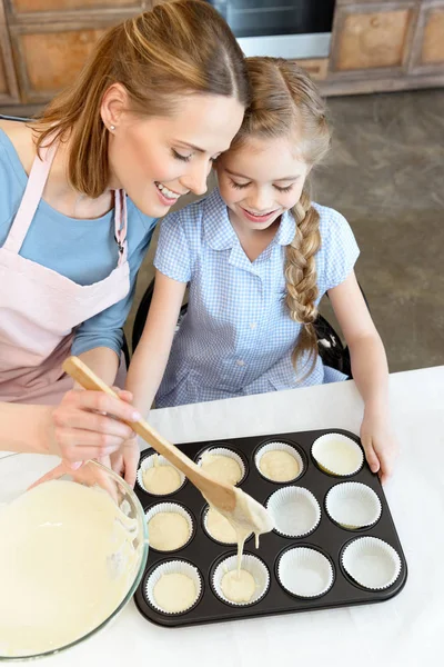 Ibu dan anak membuat kue — Stok Foto