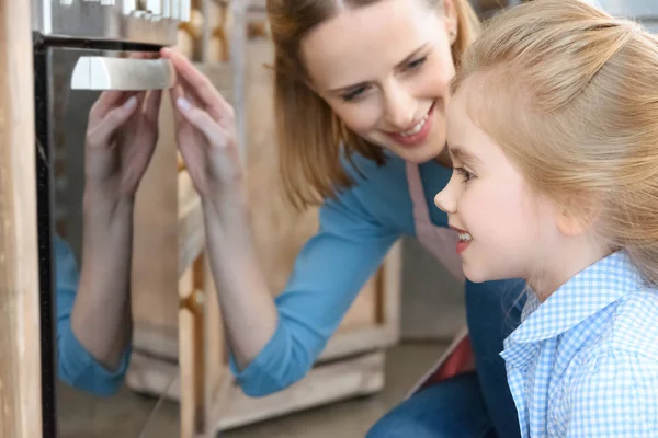 Madre e hija horneando galletas — Foto de Stock