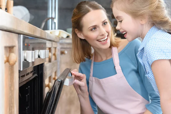 Madre e hija horneando galletas — Foto de Stock