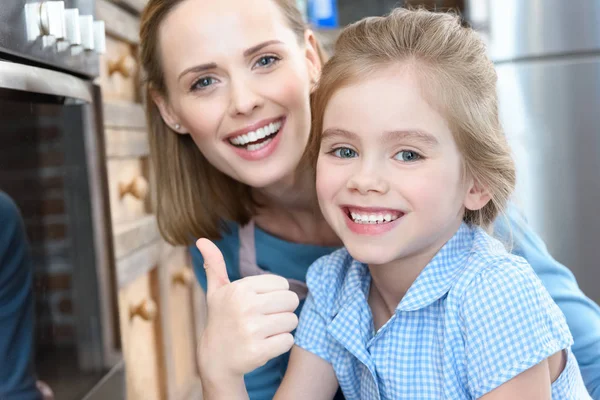 Beautiful mother and daughter — Stock Photo, Image