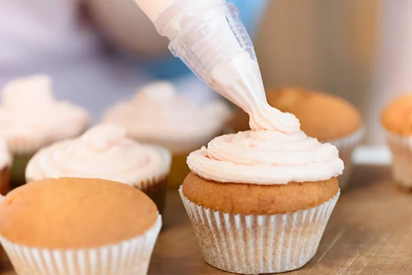 White cream on cupcakes — Stock Photo, Image