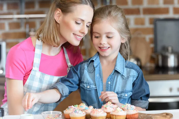 Anya és lánya sütés cupcakes — Stock Fotó