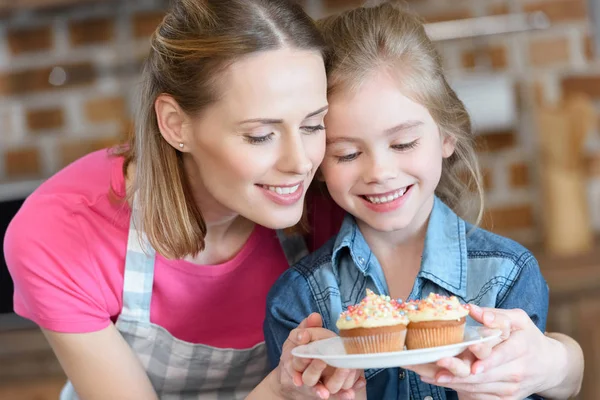 Moeder en dochter met gebak — Stockfoto