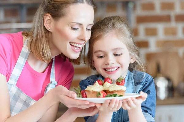 Anne ve kızı ile pasta — Stok fotoğraf