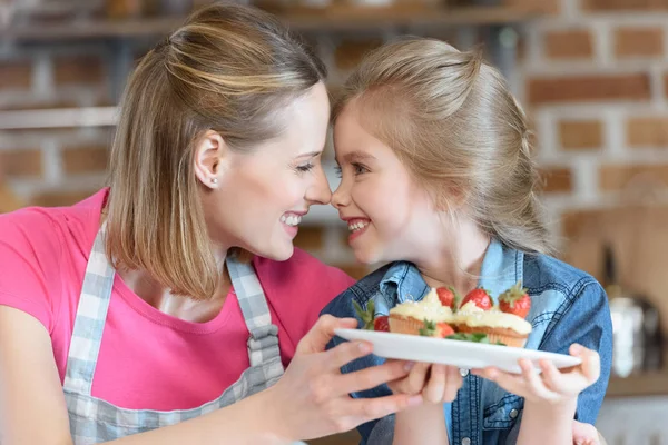 Mother and daughter with pastry — Stock Photo, Image