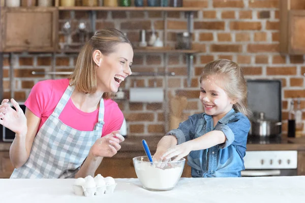 Anne ve Kızı Yemek Pişiriyor — Stok fotoğraf