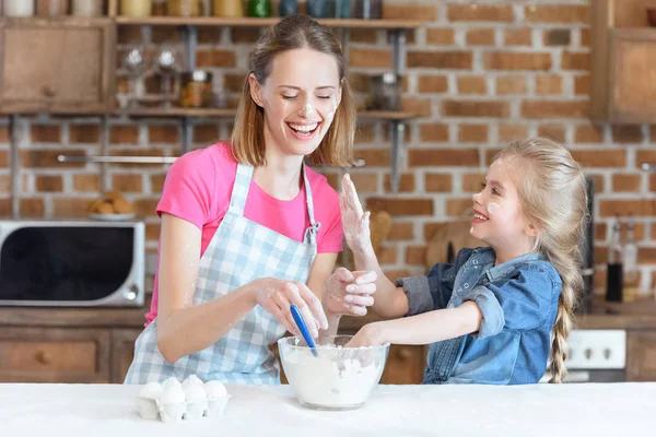 Mor och dotter matlagning — Stockfoto