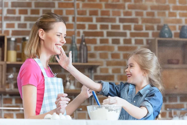 Mother and daughter cooking — Stock Photo, Image