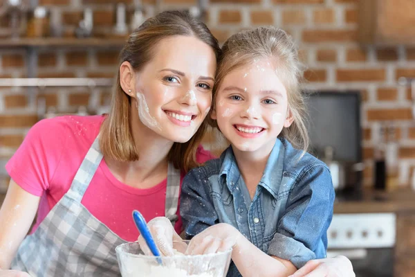 Mor och dotter matlagning — Stockfoto